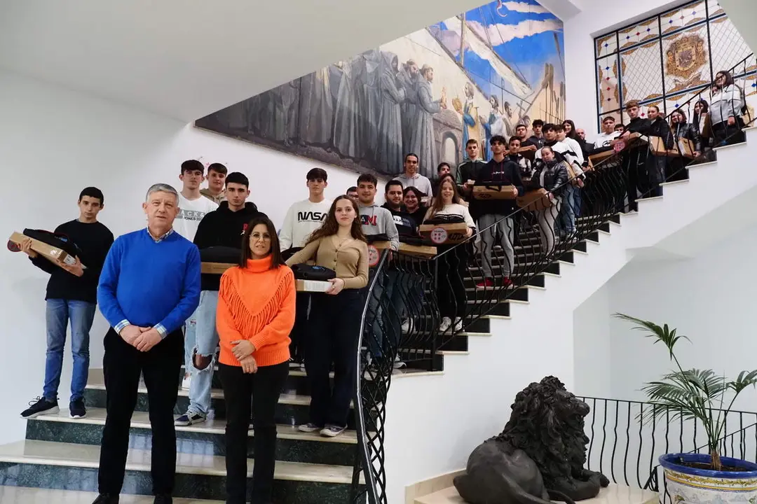 El alcalde palermo, Carmelo Romero, junto al grupo de estudiantes