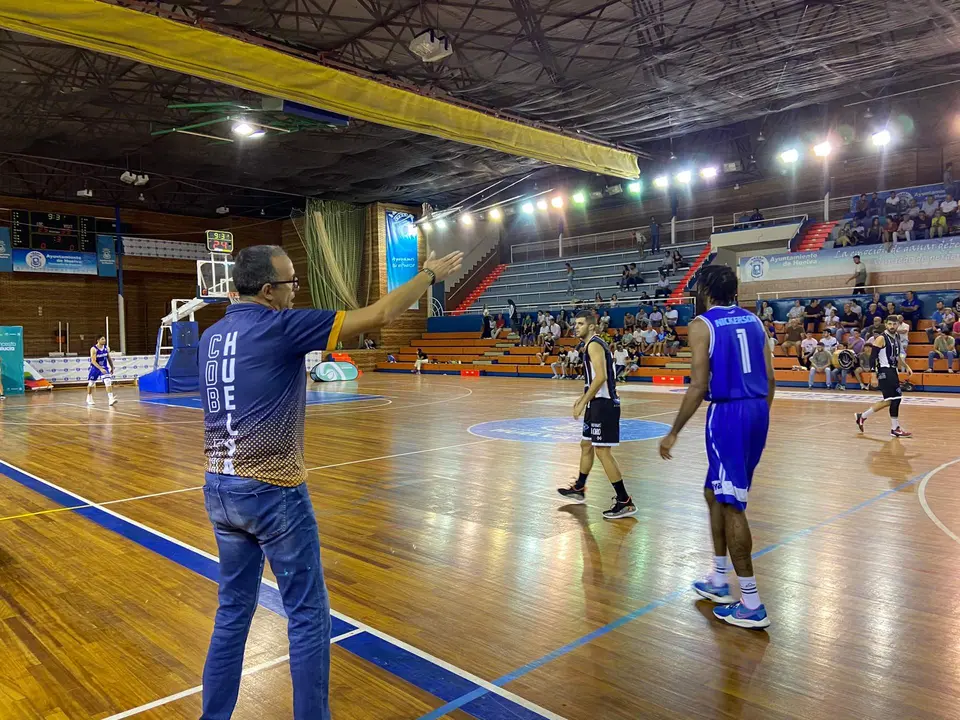 Gabriel Carrasco imparte instrucciones.