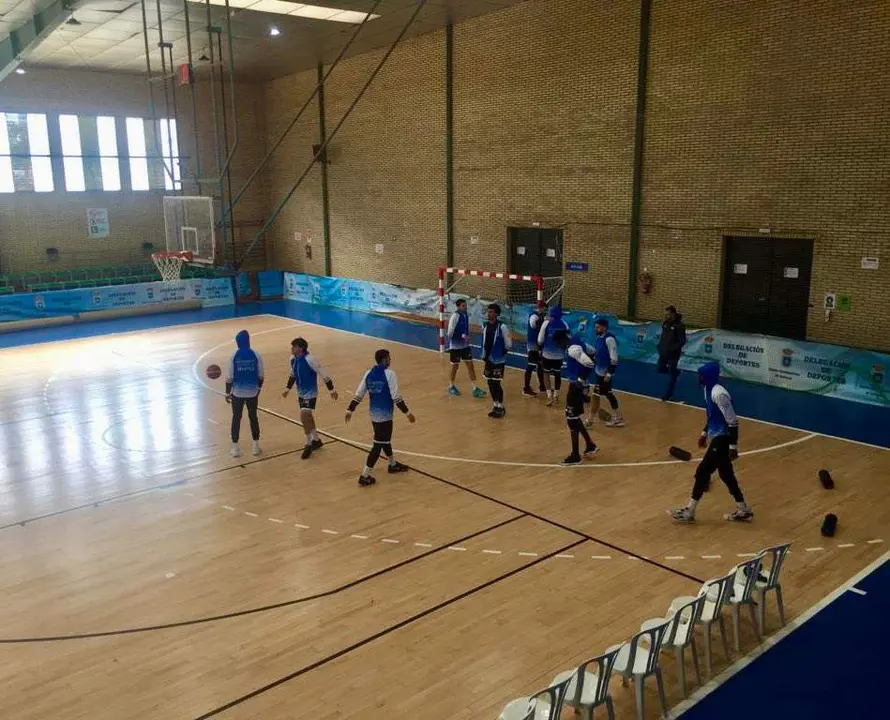 El Enrique Benítez calentando en Carmona.