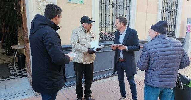 Representantes del PSOE, ante el centro Mora Claros, explicando la subida de las pensiones