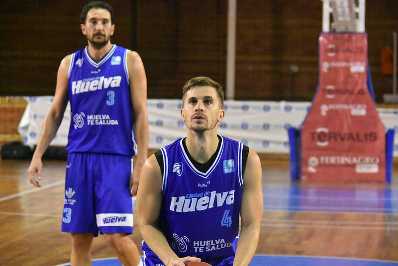 Fran Cárdenas lanza un tiro libre para el Ciudad de Huelva.