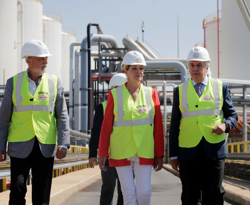 Pilar MIranda visita a la empresa Decal, asentada en Puerto de Huelva