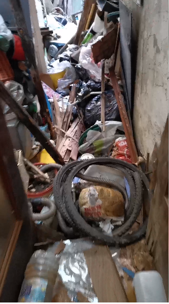 Acumulación de basura en una vivienda del Matadero