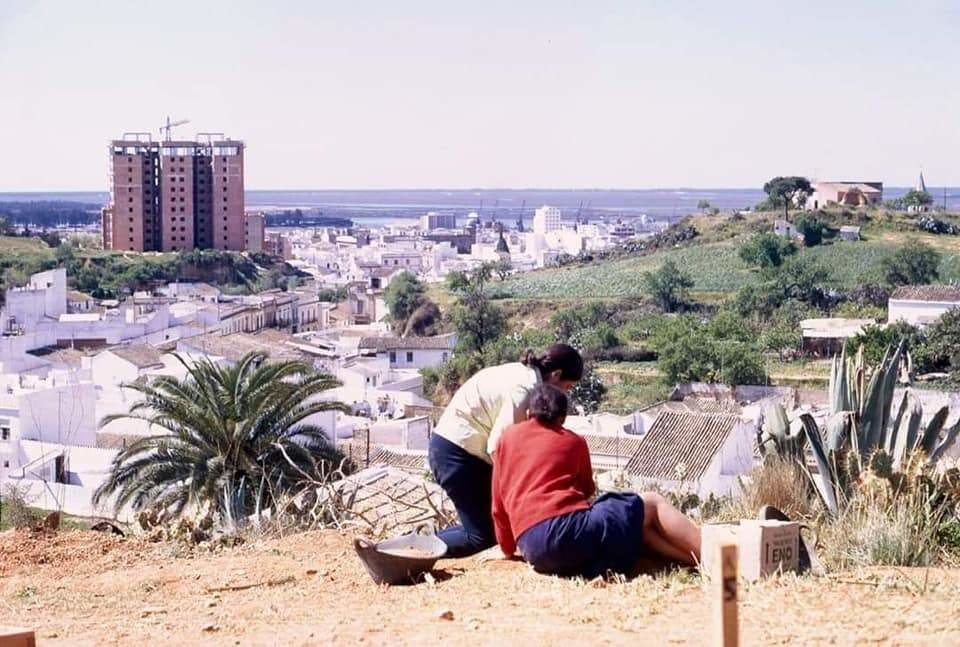 Excavaciones en el Cabezo de la Joya a finales de los 80 , que alberga importantísimos restos de Tartessos
