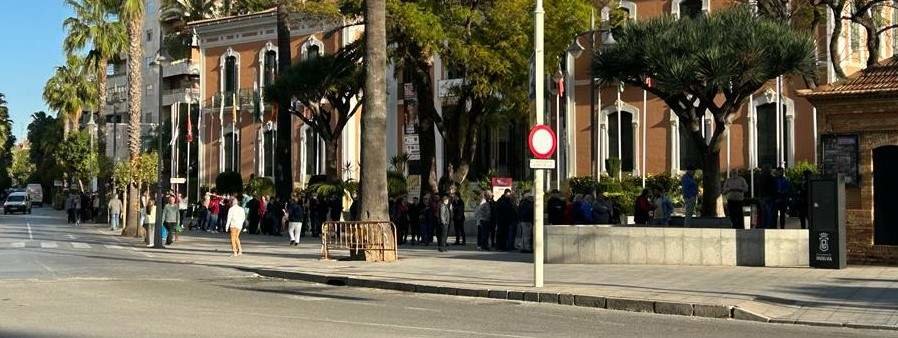 Colas a primera hora para recoger la Guía Oficial de la Semana Santa de Huelva