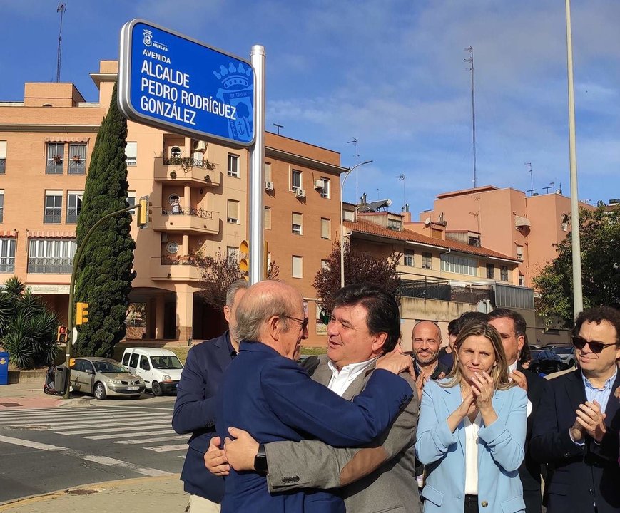 Abrazo entre los dos alcaldes de la ciudad de Huelva