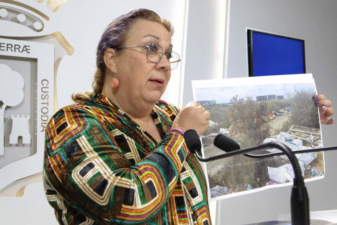 Mónica Rossi, dando a conocer carencias en los barrios de Huelva