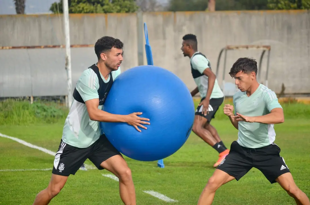 Rubén Serrano entrenando con el Recreativo.