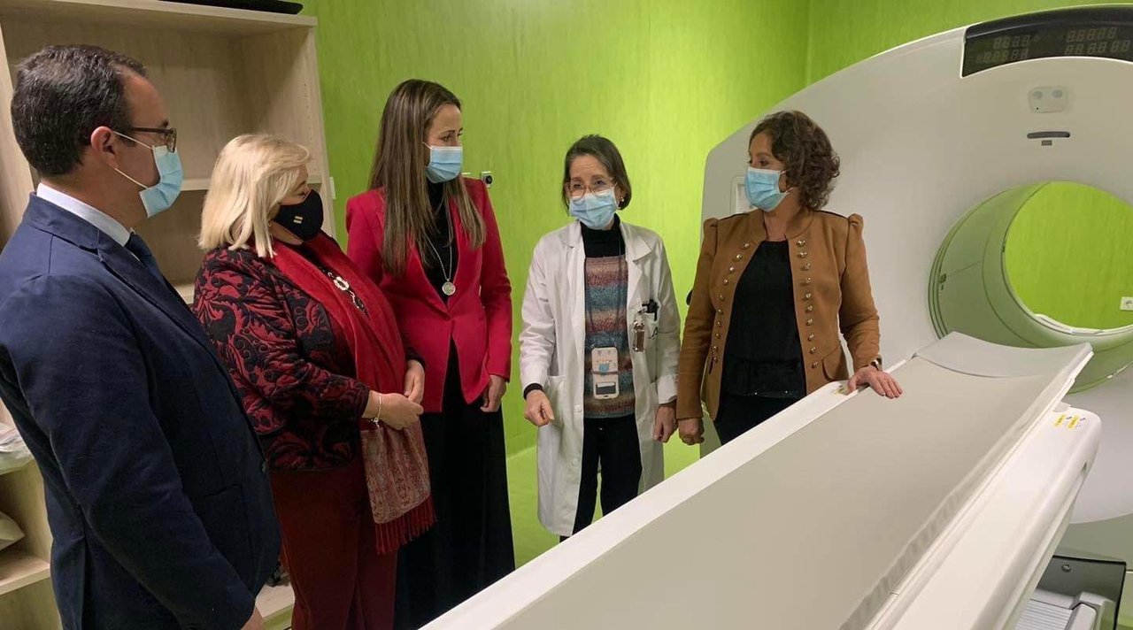 La consejera, la delegada de Salud y Bella Verano, en una visita al hospital Juan Ramón Jiménez.
