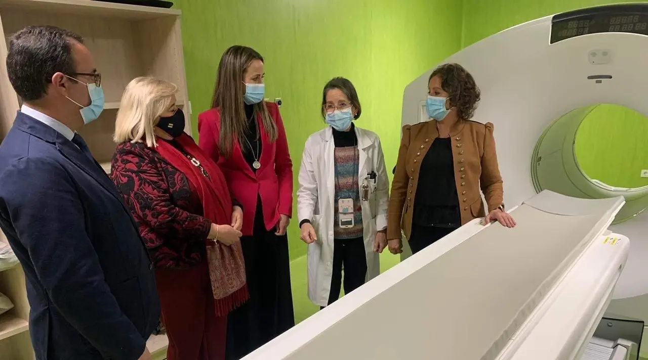 La consejera, la delegada de Salud y Bella Verano, en una visita al hospital Juan Ramón Jiménez.