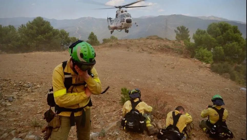 Efectivos del Infoca en un incendio