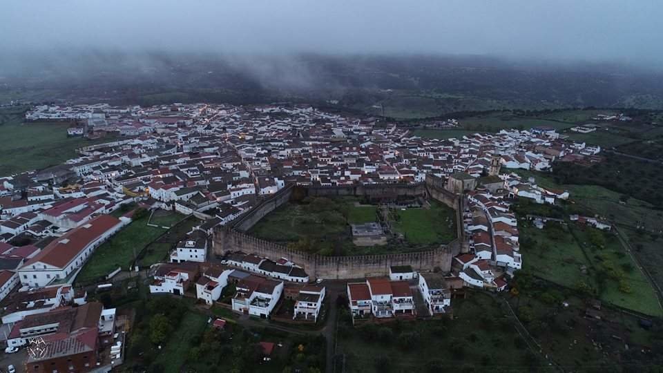 Imagen de Cumbres Mayores a vista de dron (Portero) sobre la colada del volcán del Cámbrico
