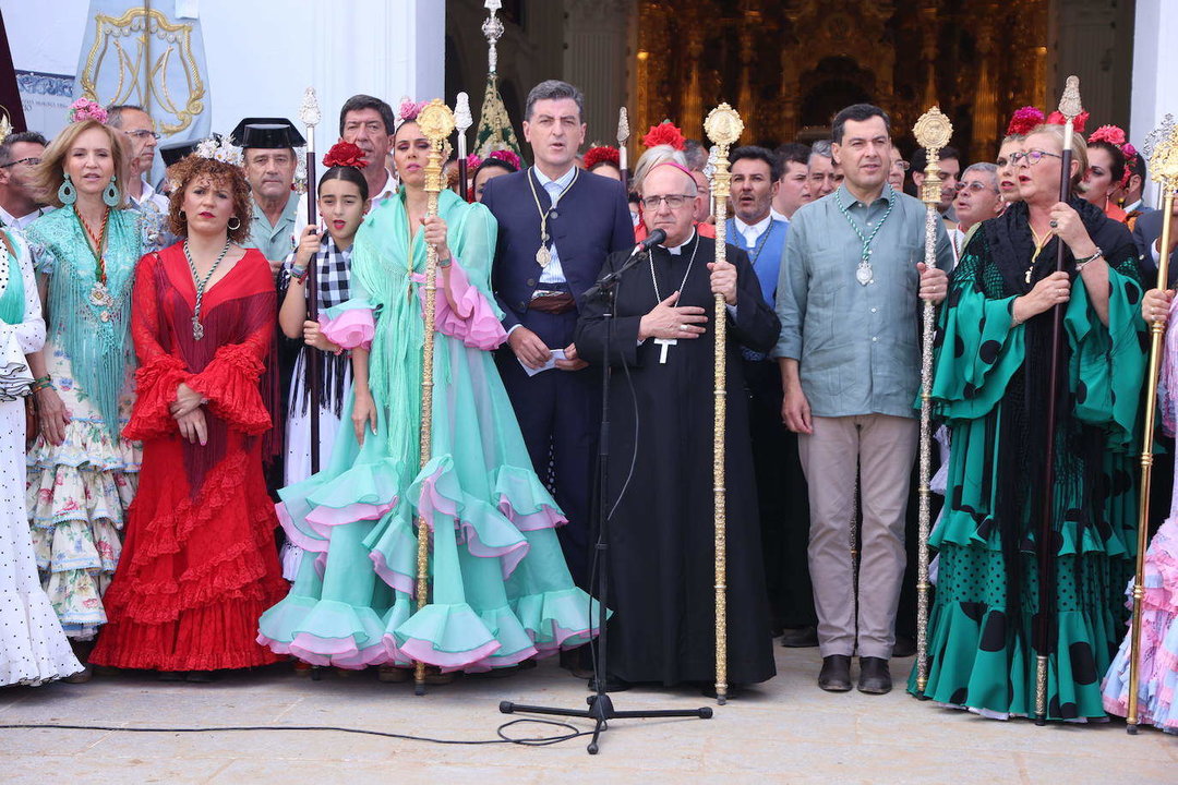 Dirigentes políticos junto l obispo y la Matriz en la presentación de hermandades