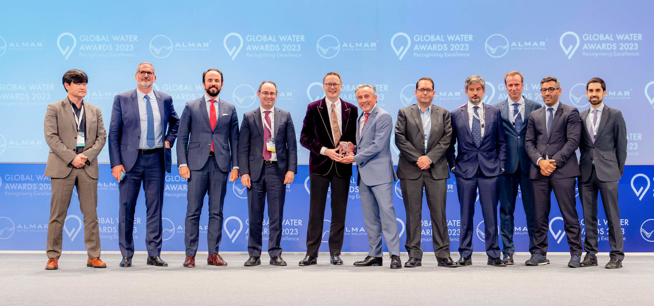 La delegación de Aqualia que está participando en el Global Water Summit 2023 recibió el premio de manos de Chistopher Gasson, CEO de GWI .