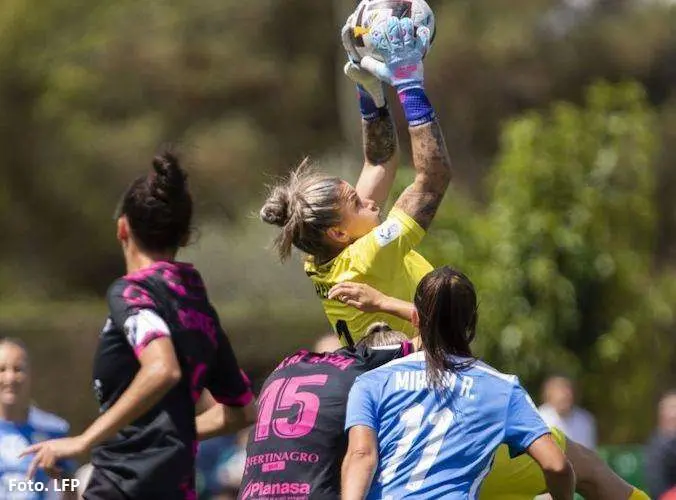 Chelsea captura un balón en un ataque del Alhama.