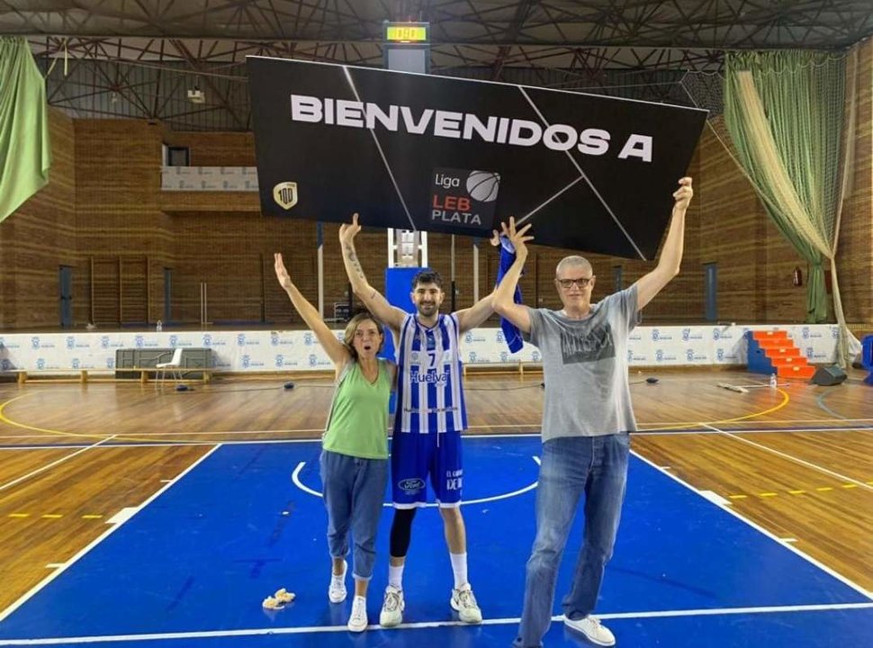 Como su padre, Alberto Artiles se ha convertido en una estrella en Huelva.
