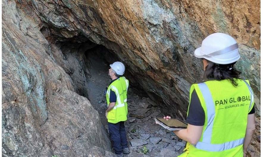 Operarios revisan las paredes con testigos mineros