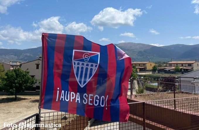 Segovia está engalanada con banderas de su equipo.