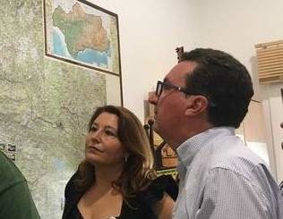 Carmen Crespo y González mirando un mapa