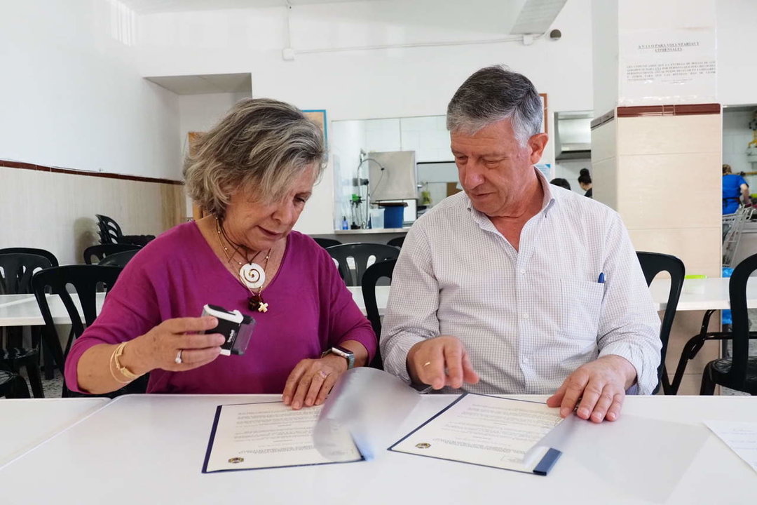 Firma del convenio durante la visita del alcalde palermo, Carmelo Romero.