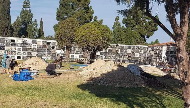 Una de las fosas comunes datadas en el cementerio onubense