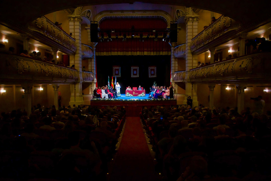Salón de plenos montado en el Gran Teatro de Huelva para la ocasión