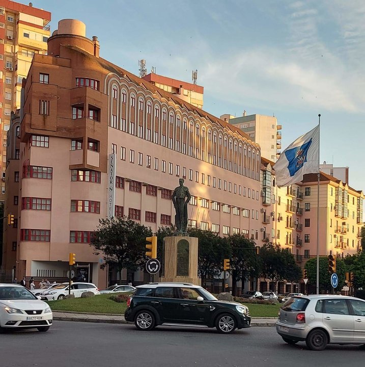 Establecimiento hotelero junto al monumento a Litri en Pablo Rada