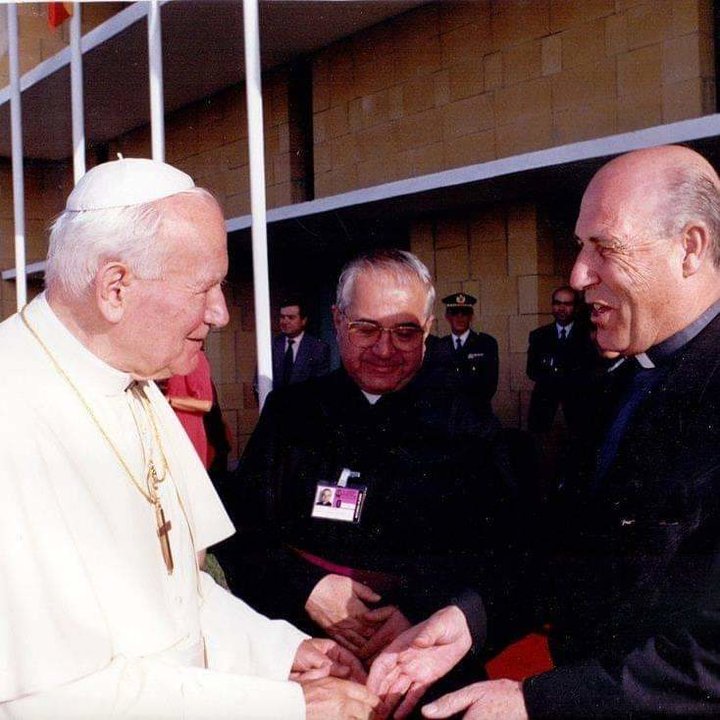 Ildefonso Fernández saluda al entonces Papa Juan Pablo II