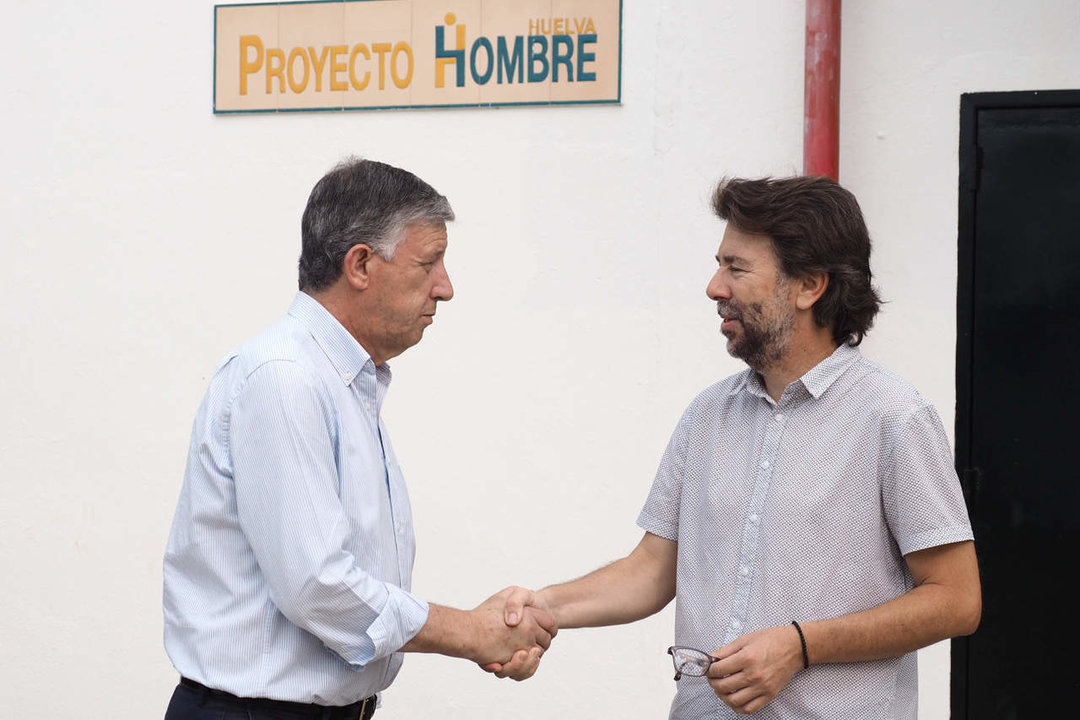 Carmelo Romero saluda al responsable de Proyecto Hombre