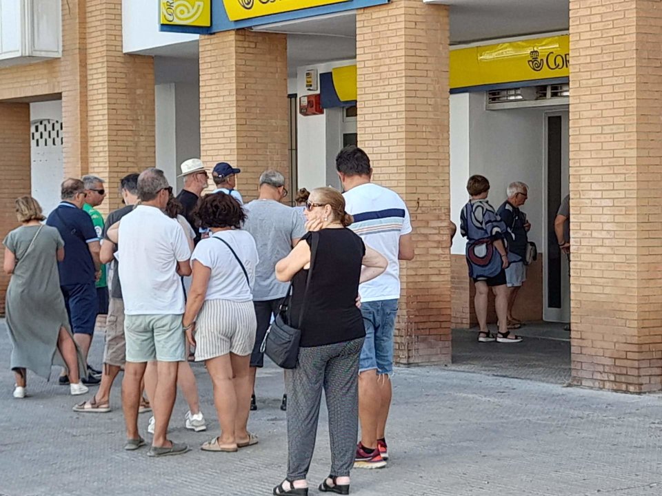 Colas en la zona costera de Huelva para el voto por correo