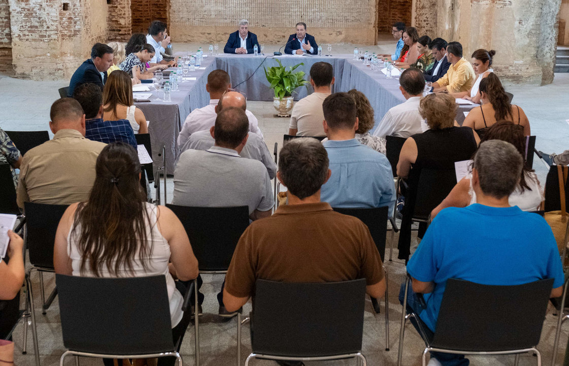 Reunión en Castaño del Robledo con los alcaldes y alcaldesas de la Sierra