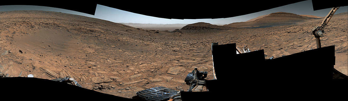 El rover Curiosity Mars de la NASA capturó esta vista de 360 ​​grados que muestra un cráter de impacto en un lugar apodado "Jau".
