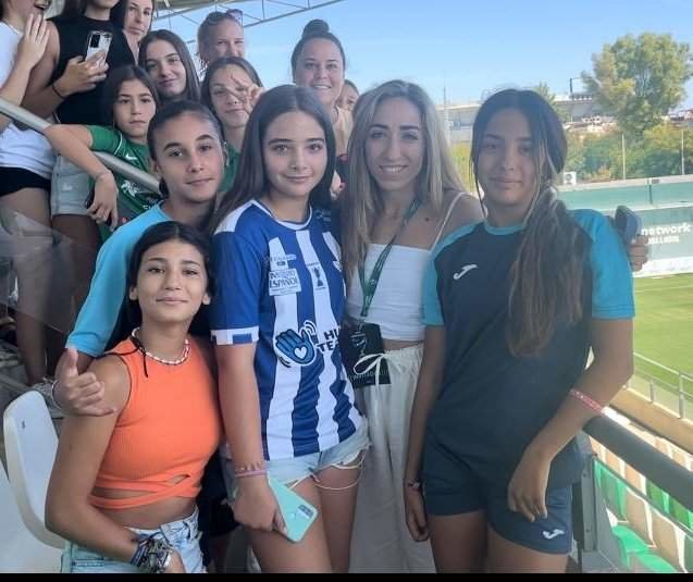 La afición del Sporting de Huelva disfruta con Olga Carmona.