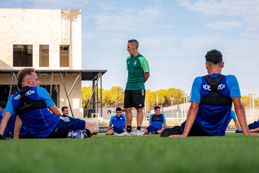 Abel Gómez observa un entrenamiento.