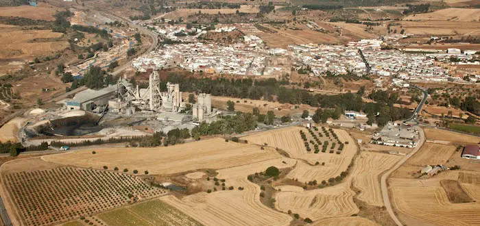 Cementera de Niebla, con la localidad al fondo