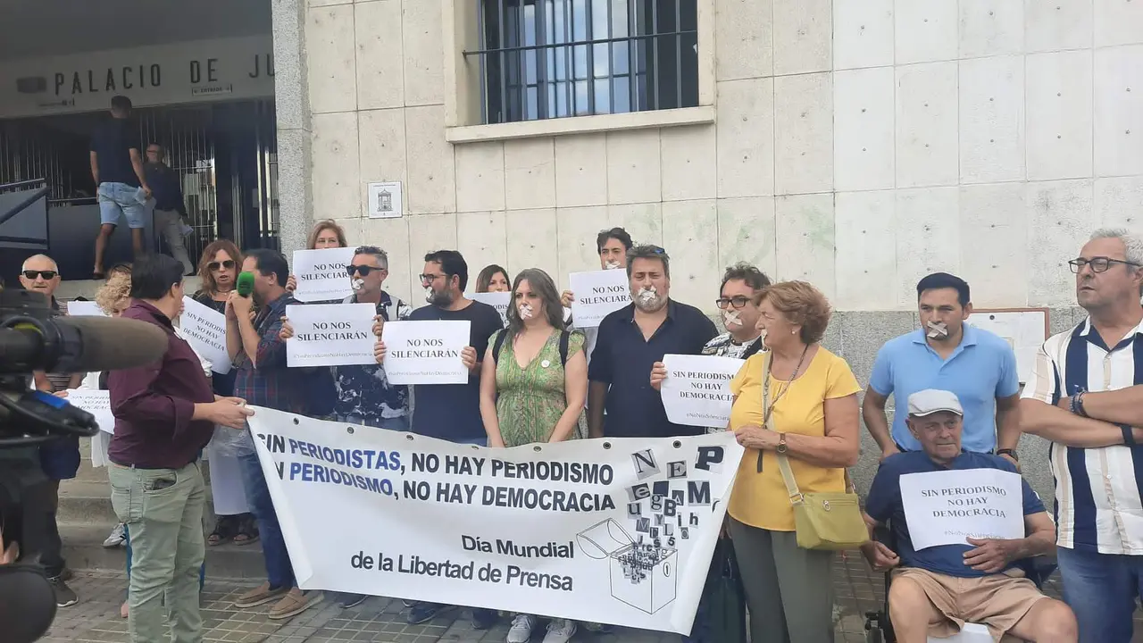 Concentración ante la Audiencia de Huelva