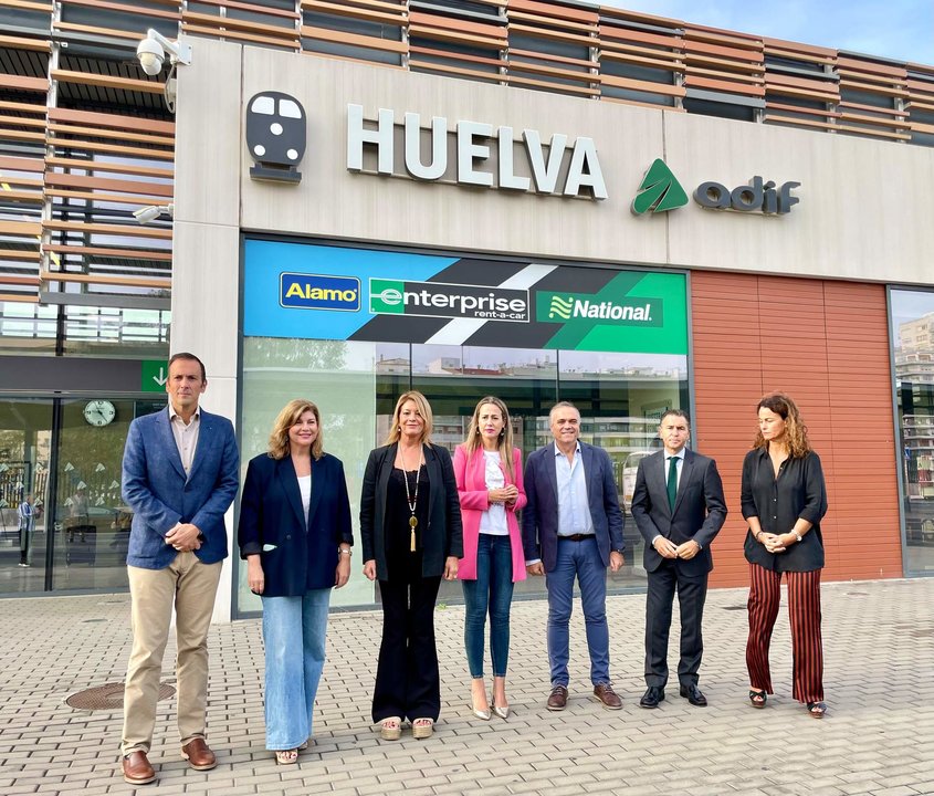 Representantes del PP ante la estación de Huelva