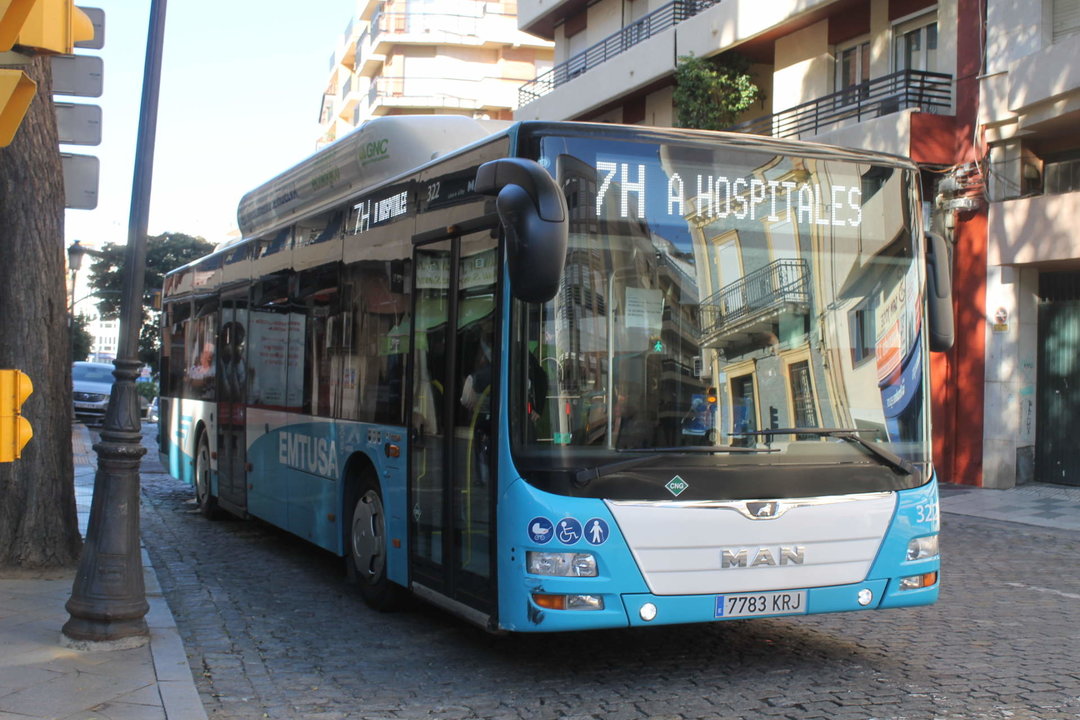 Autobús de EMTUSA por el centro de la capital