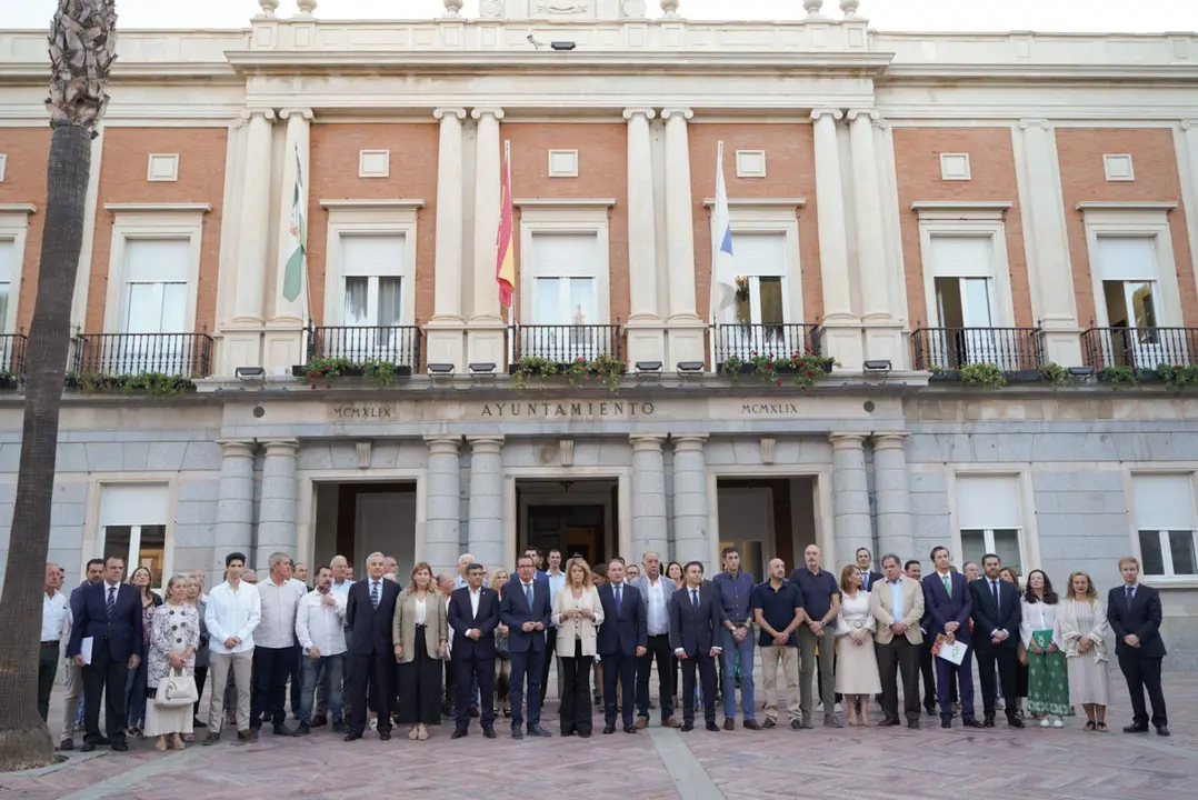 Acto por las Infraestructuras ante el Ayuntamiento