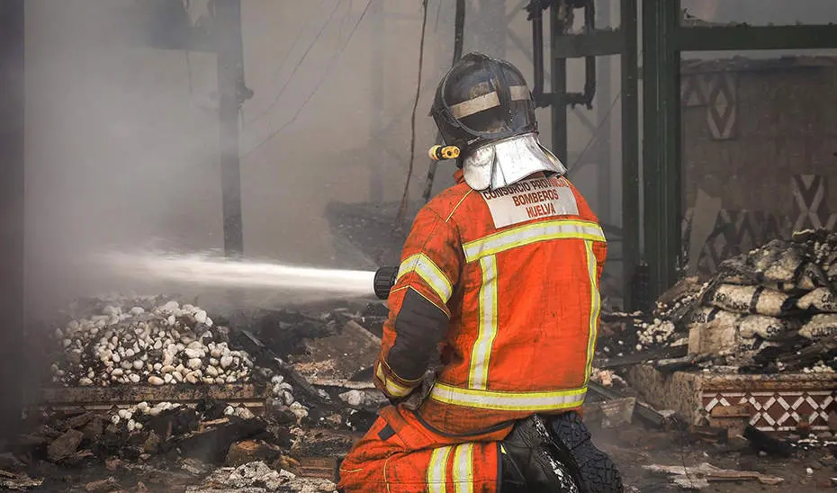 Un bombero del Consorcio en un incendio