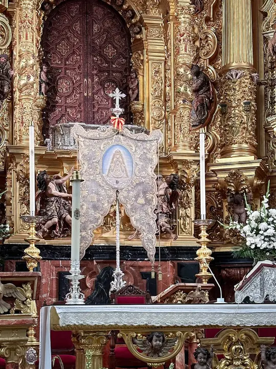 El Simpecado de la Matriz preside el altar