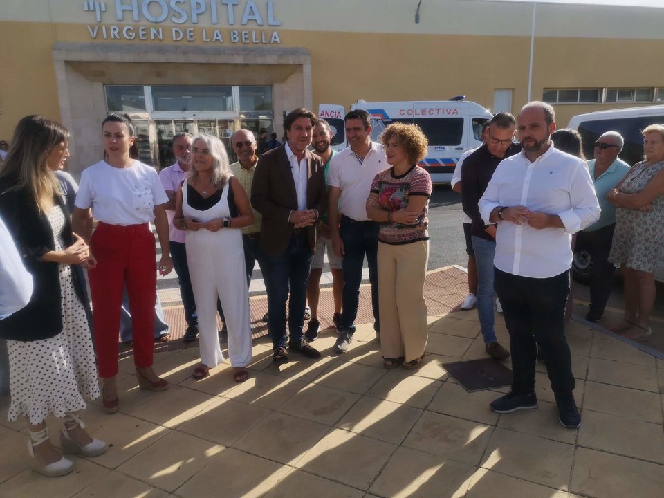 Delegación socialista a las puertas del Virgen de la Bella en Lepe