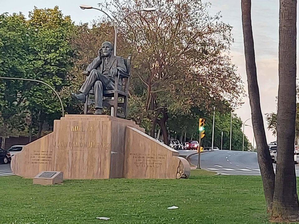 Panorámica de Huelva, con la escultura de Juan Ramón en primer plano