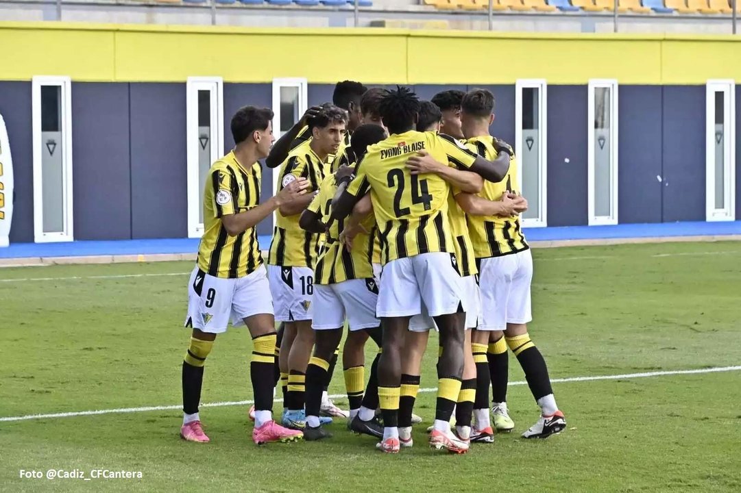 El filial amarillo celebra uno de sus goles al San Roque.