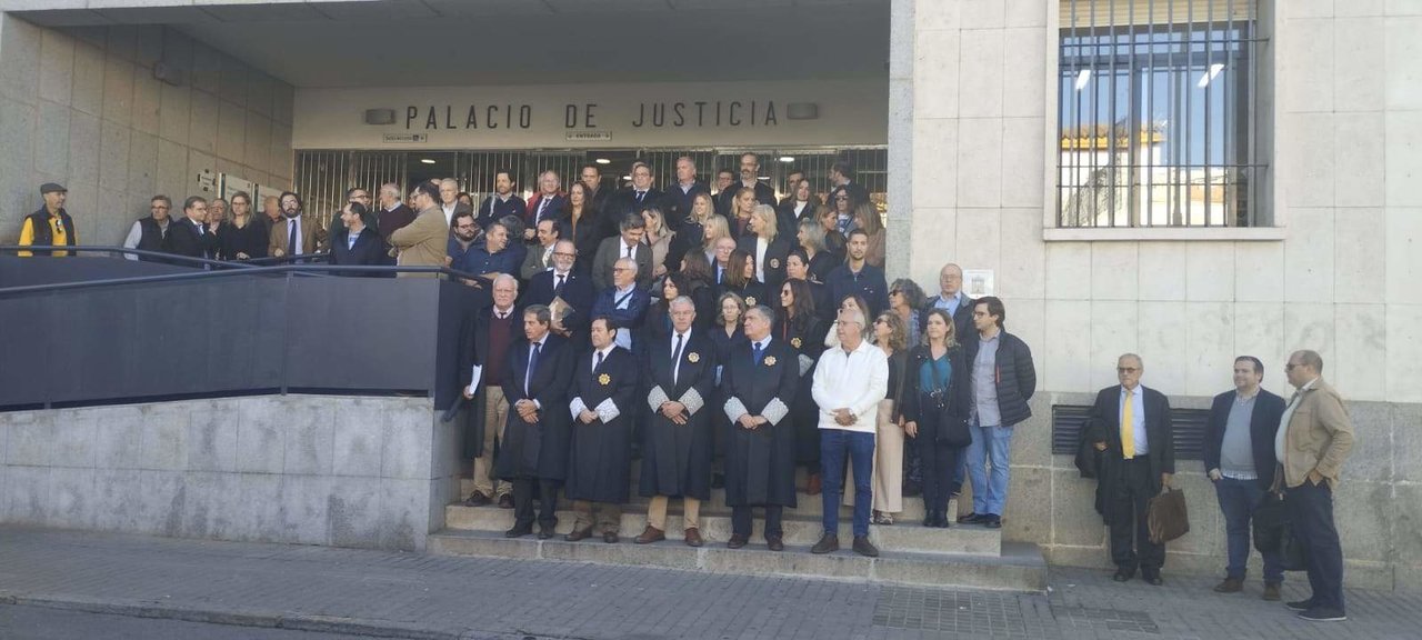 Jueces y Magistrados, a las puertas del Palacio de Justicia de Huelva