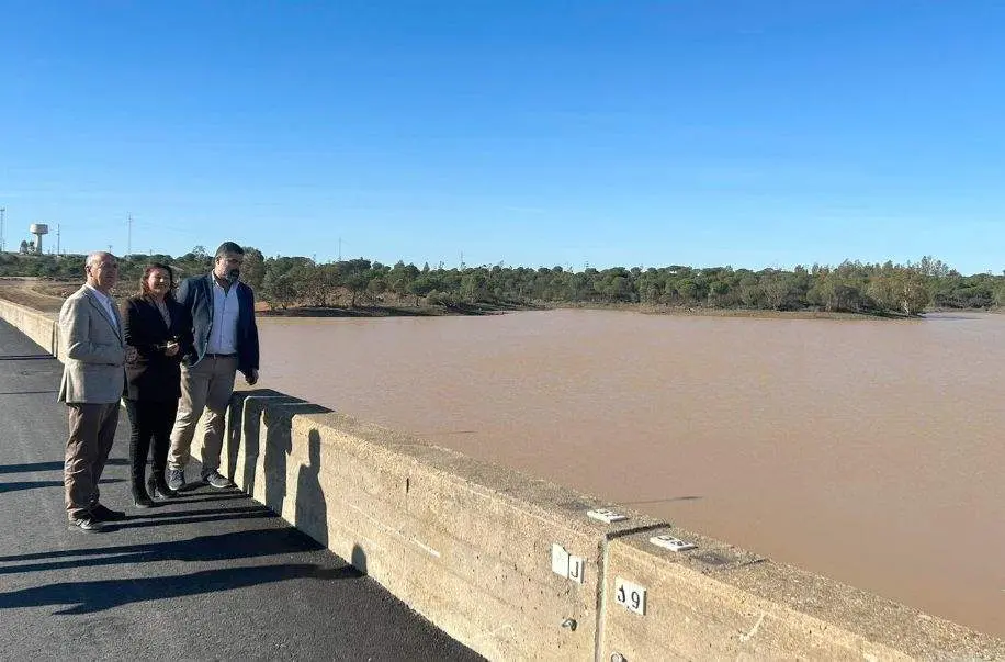 Consejera y alcaldes al borde de la presa