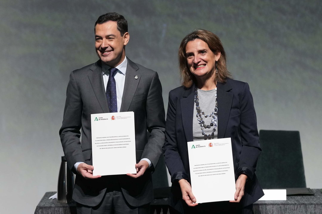 La ministra Teresa Ribera y el presidente de la Junta, Juanma Moreno presentan el documento firmado
