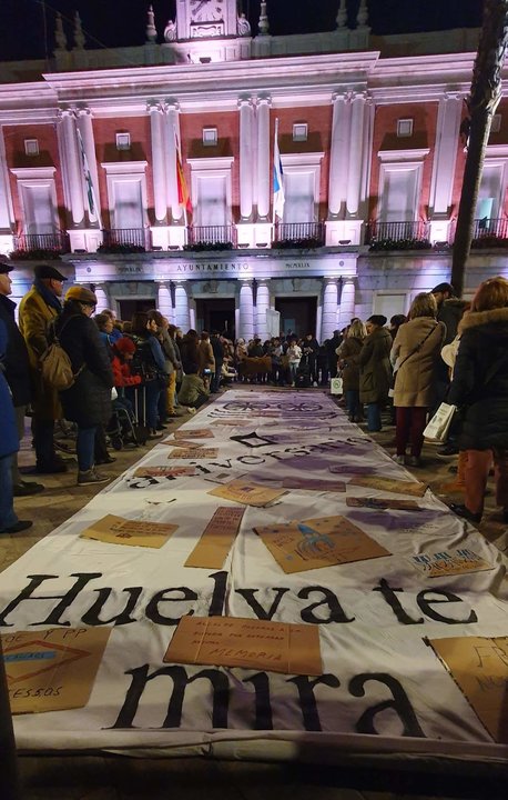 Colectivo Huelva Te Mira en una protesta ante el Ayuntamiento