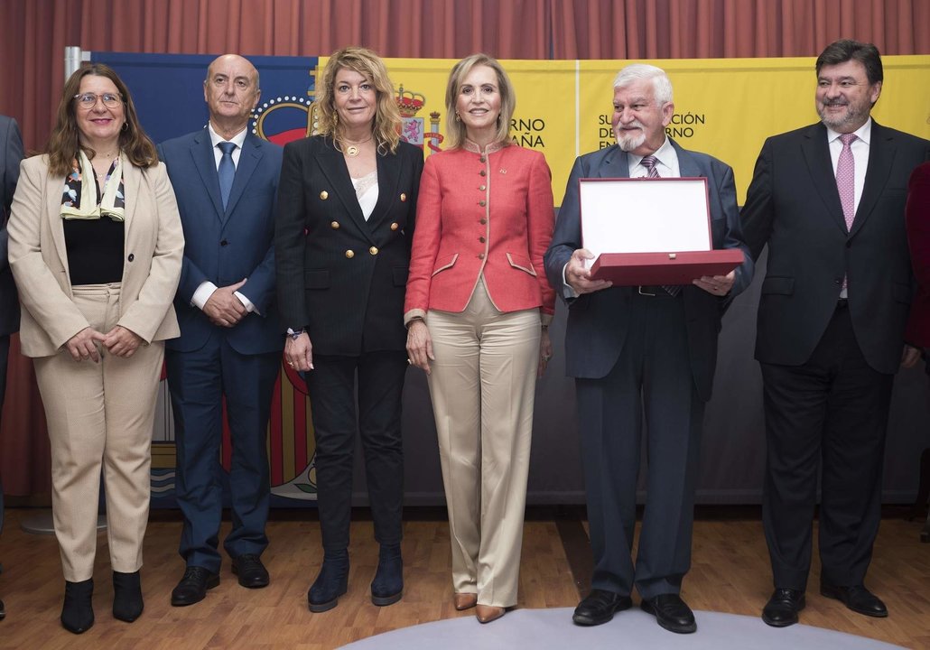 Autoridades junto a Fernando PIneda, en el 45 Aniversario Constitución Española