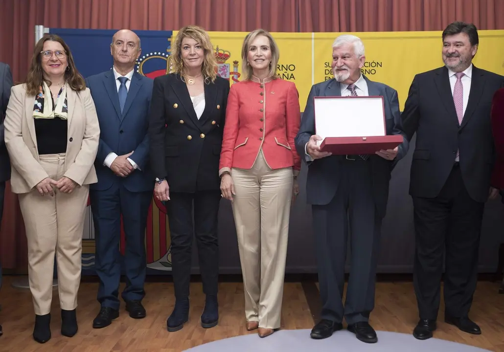 Autoridades junto a Fernando PIneda, en el 45 Aniversario Constitución Española